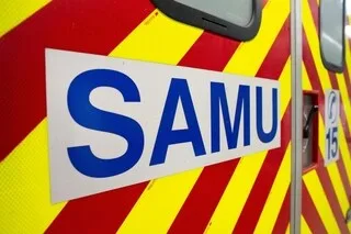 UN MOTARD PERD LA VIE EN SEINE-ET-MARNE EN PERCUTANT LA GLISSIÈRE DE L’AUTOROUTE ALORS QU’IL DOUBLAIT UN CAMION
