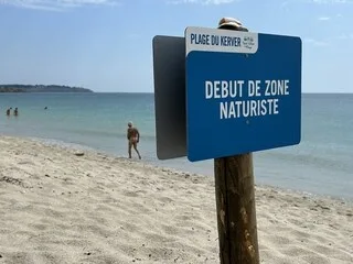 « TOUT LE MONDE Y TROUVE SON COMPTE » : À SAINT-GILDAS-DE-RHUYS, LES NATURISTES NE SERONT PLUS DANS L’ILLÉGALITÉ