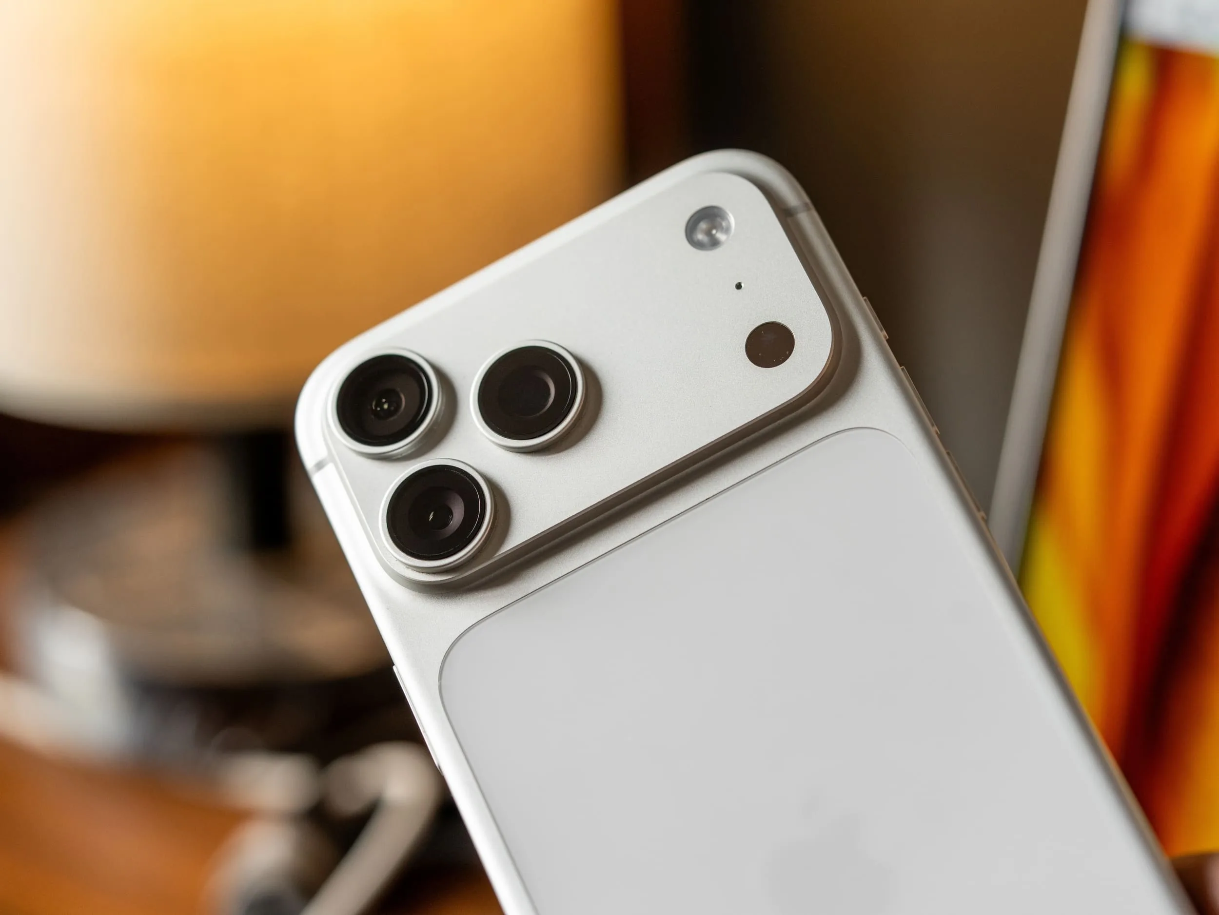 IPHONE 18 PRO : POURQUOI SON BLOC PHOTO SERAIT ENCORE PLUS IMPOSANT, SELON LES DERNIÈRES FUITES