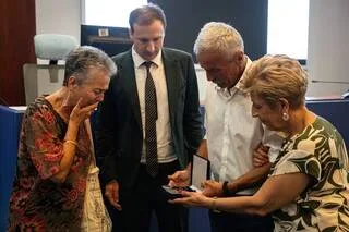 « JE N’ARRIVE PAS À Y CROIRE » : 80 ANS APRÈS, ILS RETROUVENT LES AFFAIRES DE LEURS PROCHES DÉPORTÉS PAR LES NAZIS