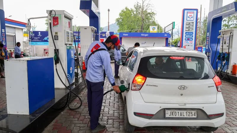 C’EST LA QUATRIÈME FOIS EN DIX JOURS: L’INDE RELÈVE ENCORE LES PRIX DU CARBURANT, MAIS LA HAUSSE RESTE CONTENUE À 5% DEPUIS LE DÉBUT DE LA GUERRE