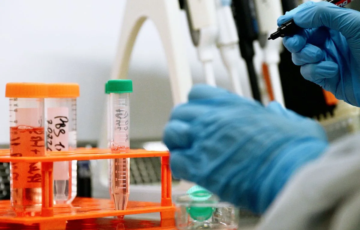LES ETATS-UNIS RESTREIGNENT LA RECHERCHE SUR LES VIRUS, CITANT L’EXEMPLE DU COVID