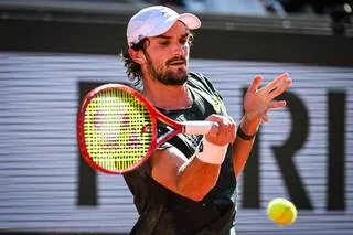 TENNIS. « LE GAZON, C’EST MORT » : TOUCHÉ AU PIED, VALENTIN VACHEROT CONTRAINT DE DÉCLARER FORFAIT POUR WIMBLEDON
