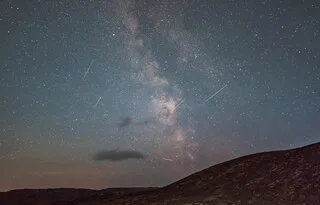UNE PLUIE D’ÉTOILES FILANTES VA ILLUMINER LE CIEL CETTE NUIT, VOICI COMMENT EN PROFITER