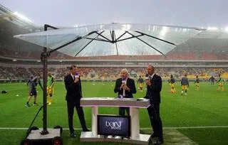 ÉRIC ROY, UNE VIE DE FOOT (3 SUR 4). EN ATTENDANT UN BANC, UN CONSULTANT À L’AISE DANS L’UNIVERS MÉDIATIQUE