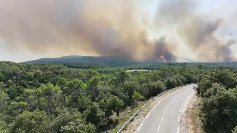 INCENDIE DANS LE VAR: UN CAMION CITERNE SE RETOURNE, QUATRE POMPIERS BLESSÉS