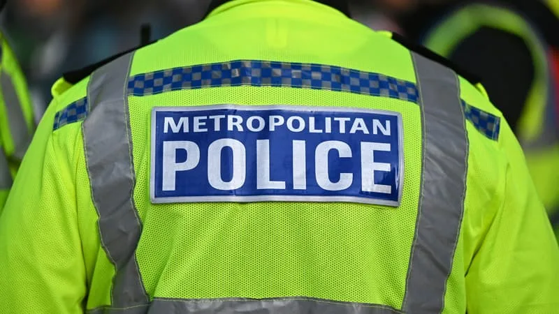 SIX AGRESSIONS À L’ARME BLANCHE EN MARGE DE LA PARADE D’ARSENAL À LONDRES, UN HOMME HOSPITALISÉ DANS UN « ÉTAT CRITIQUE »