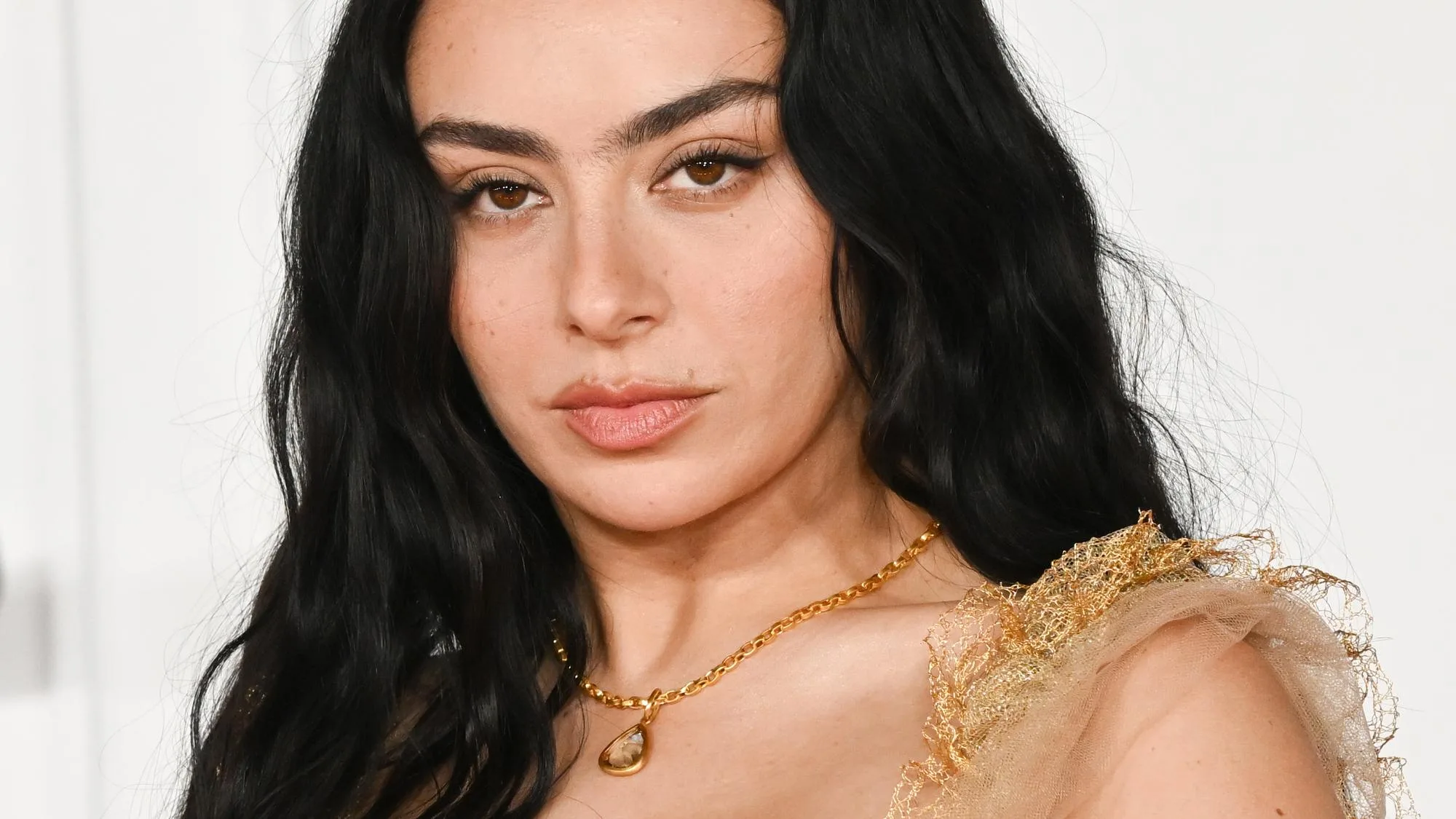 UN PORTRAIT DE CHARLIE XCX VA ÊTRE AFFICHÉ DANS CE CÉLÈBRE MUSÉE LONDONIEN