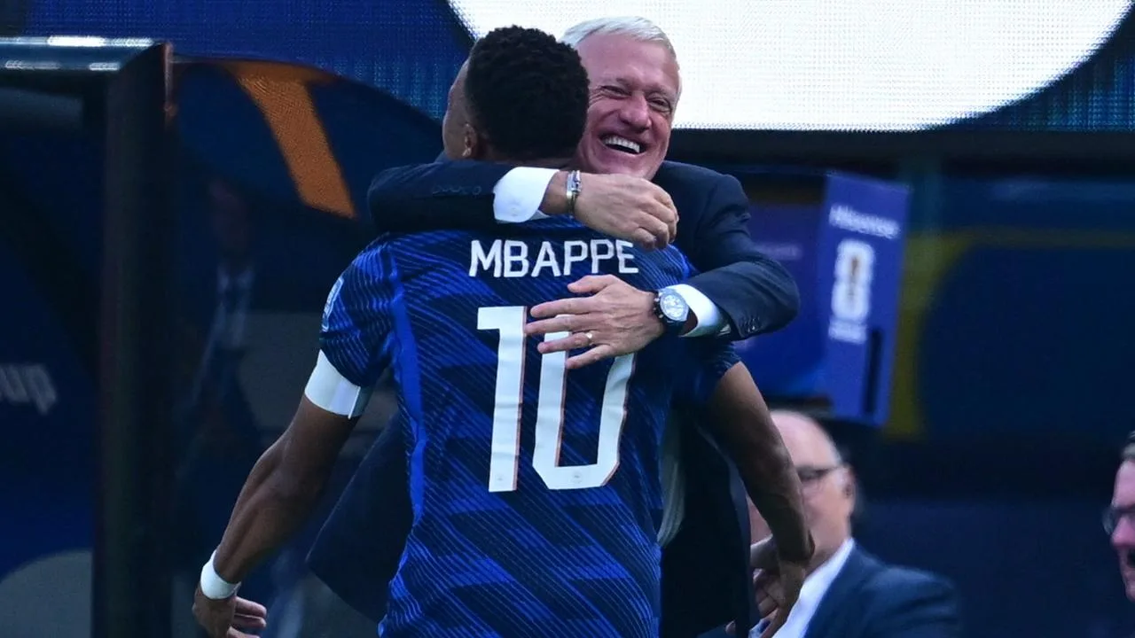 « TOUTE L’ÉQUIPE ÉTAIT LÀ AVEC LUI » : MBAPPÉ EXPLIQUE CE GESTE POUR DESCHAMPS APRÈS SON PREMIER BUT FACE À LA SUÈDE