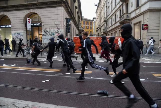 À MILAN AUSSI, LES MANIFESTATIONS DÉGÉNÈRENT EN VIOLENCES ET EN PILLAGES