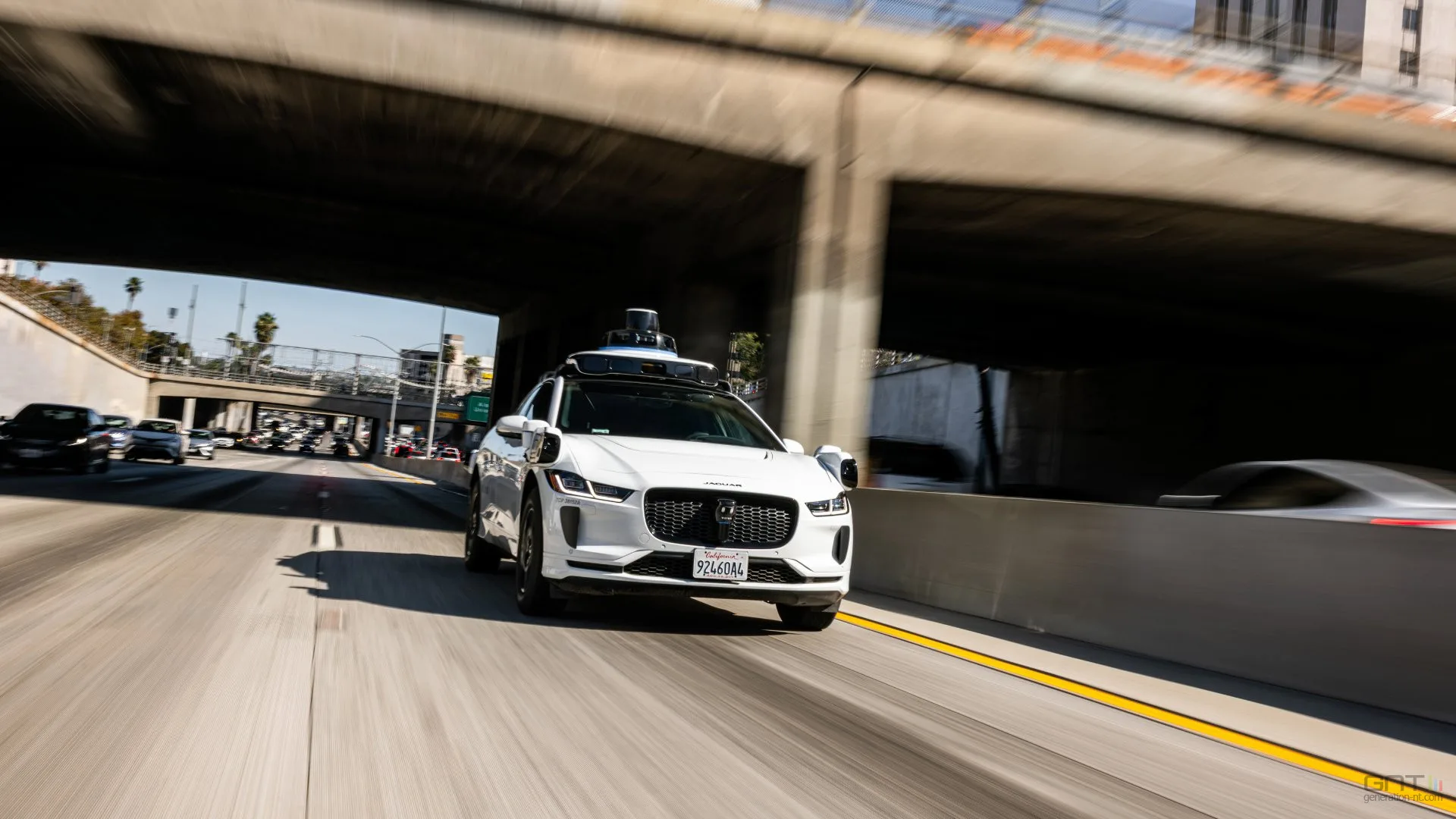 WAYMO RAPPELLE PRÈS DE 4 000 TAXIS POUR LEUR APPRENDRE À NE PAS SE NOYER