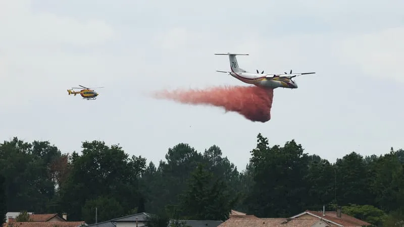 « C’EST UNE COURSE CONTRE LA MONTRE »: L’UNION EUROPÉENNE PORTE SON DISPOSITIF À NEUF AVIONS ET DEUX HÉLICOPTÈRES POUR LUTTER CONTRE LES INCENDIES EN GIRONDE