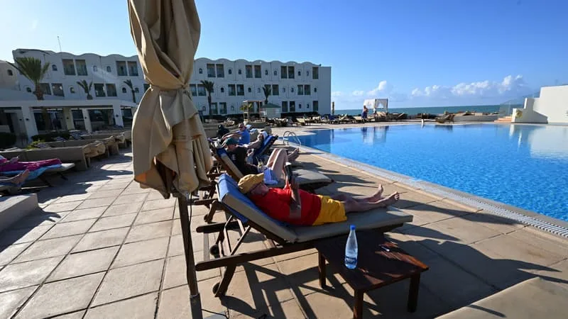 UN TOURISTE ALLEMAND NE TROUVAIT PAS DE TRANSATS LIBRES AU BORD DE LA PISCINE DE SON HÔTEL: LE GÉANT DU TOURISME TUI EST CONDAMNÉ À LUI VERSER PRÈS DE 1.000 EUROS DE DOMMAGES ET INTÉRÊTS