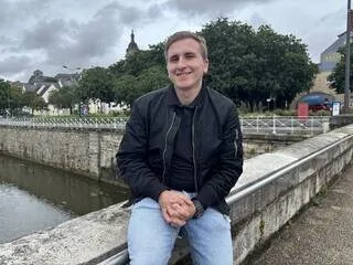 « À MON TOUR DE TENDRE LA MAIN » : IL VEUT AIDER LES JEUNES PASSÉS, COMME LUI, PAR L’AIDE SOCIALE À L’ENFANCE