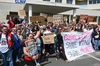 ILS RÉCLAMENT DE MEILLEURS SALAIRES : LES GRÉVISTES DE LA CLINIQUE DE L’ANJOU, À ANGERS, EXIGENT UNE MÉDIATION