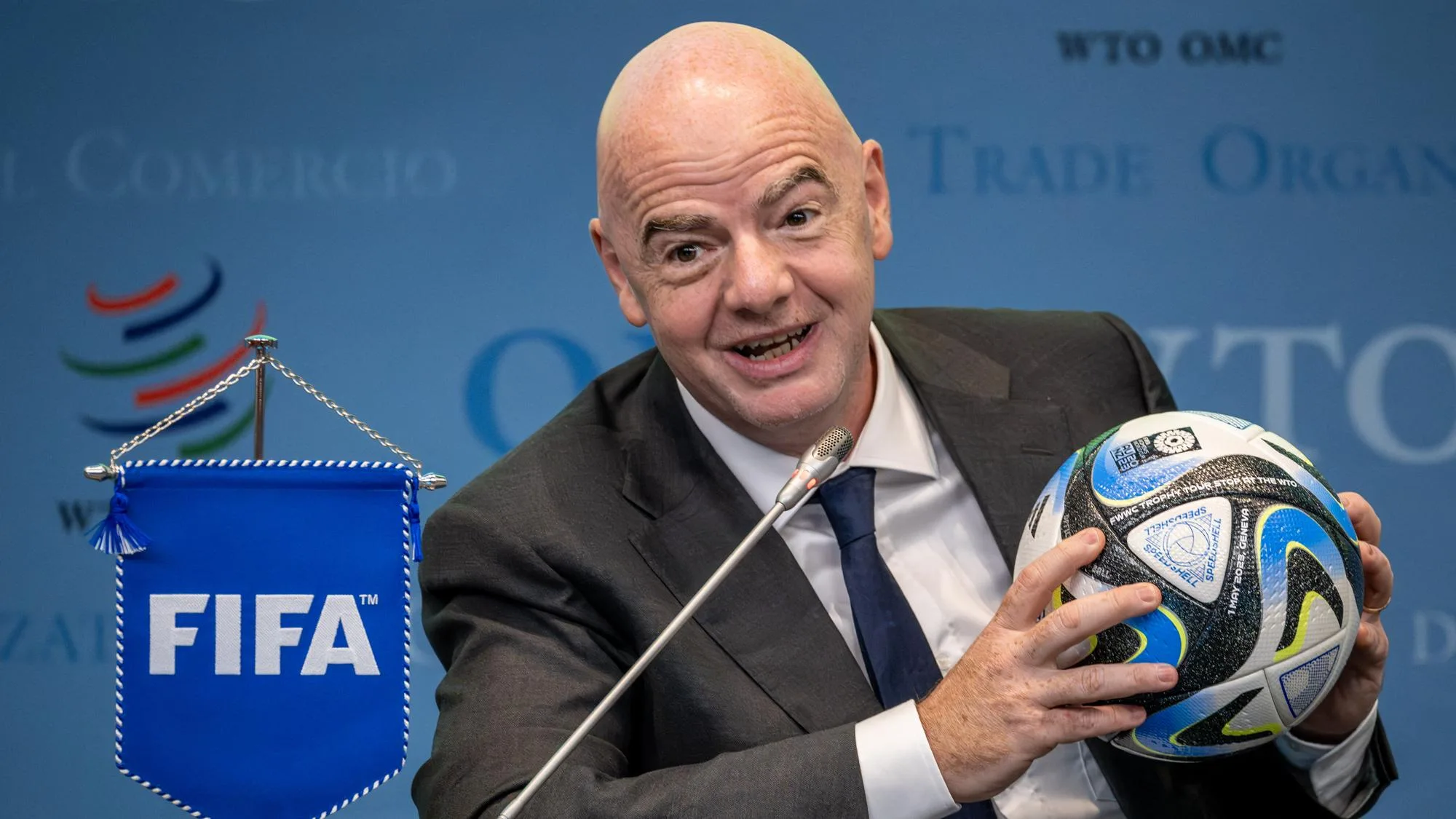MALGRÉ LES VOIX QUI S’ÉLÈVENT CONTRE SON PROJET DE PRIVATISATION DE LA COUPE DU MONDE, LA FIFA PERSISTE ET SIGNE