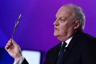 AGRESSION ET HARCÈLEMENT SEXUELS : FRANÇOIS ASSELINEAU, CANDIDAT UPR À LA PRÉSIDENTIELLE, RENVOYÉ EN CORRECTIONNELLE