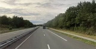 UN CAR PREND FEU SUR L’A85 : FUMÉE NOIRE ET AUTOROUTE COUPÉE ENTRE VIERZON ET TOURS