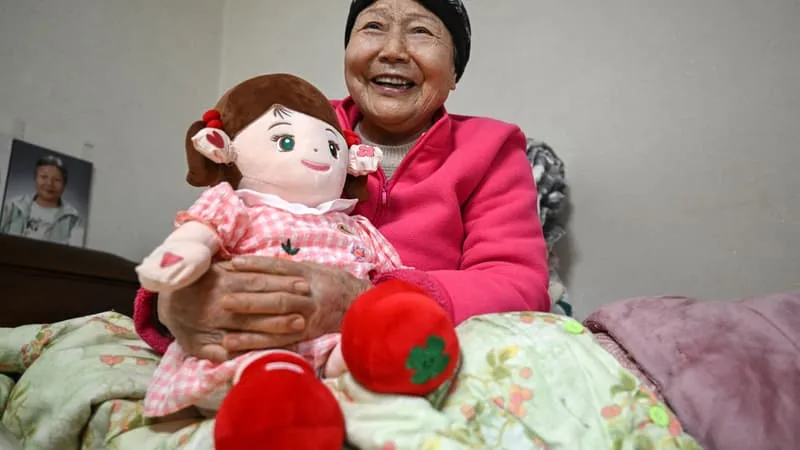 « QUAND JE SUIS AVEC HYODOL, JE NE SOUFFRE JAMAIS, ELLE ME FAIT SEULEMENT RIRE ! »: EN CORÉE DU SUD, DES POUPÉES IA TIENNENT COMPAGNIE AUX SENIORS