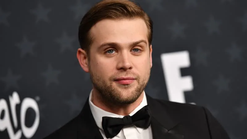 LEO WOODALL, À L’AFFICHE DU « VIRTUOSE »: DE « BAD BOY » À « TOY BOY », COMMENT L’ACTEUR BRITANNIQUE A CONQUIS HOLLYWOOD