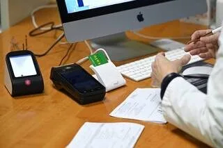 « 220€ DE RESTE À CHARGE POUR UNE CATARACTE » : LA HAUSSE DES DÉPASSEMENTS D’HONORAIRES FAIT GRINCER DES DENTS