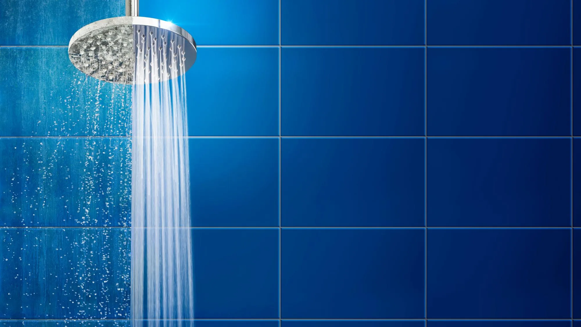 POURQUOI EN PLEINE CANICULE, PRENDRE UNE DOUCHE FROIDE POUR SE RAFRAÎCHIR EST LA FAUSSE BONNE IDÉE