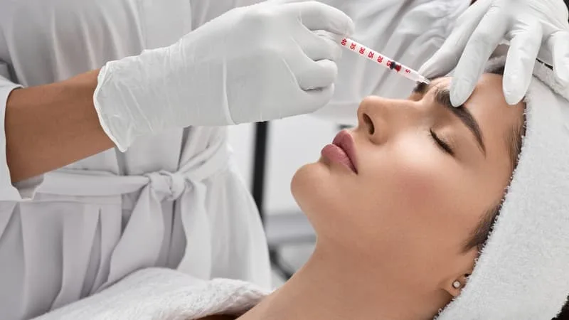 DES FEMMES EN TAILLEUR ET DES HOMMES EN COSTUME QUI SE FONT UNE PETITE PAUSE DEJ’ BOTOX: LES SÉANCES D’INJECTIONS EXPRESS SE MULTIPLIENT POUR ÉCHAPPER À « L’ÂGISME » EN ENTREPRISE