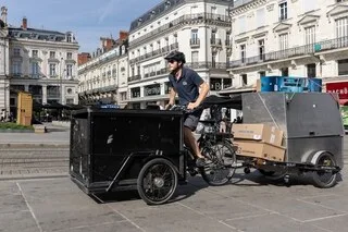 « ON DISCUTE ET ON DÉCIDE ENSEMBLE » : À ANGERS, LES LIVREURS À VÉLO DE RAYONNEURS SONT AUSSI PATRONS