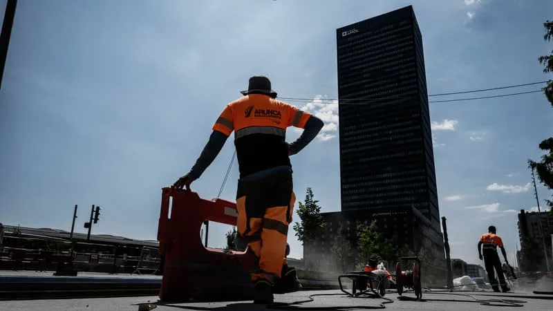 39 DEGRÉS DANS SON OPEN SPACE, IL RELIT 3 FOIS LA MÊME PHRASE, SON PC S’ALLUME EN 2 MINUTES AU LIEU DE 4 SECONDES: COMMENT (MÊME AU BUREAU) LA PRODUCTIVITÉ S’EFFONDRE AVEC LA CANICULE