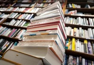 LAURÉAT D’UN PRESTIGIEUX PRIX LITTÉRAIRE, CE RETRAITÉ SUSPECTÉ D’AVOIR UTILISÉ L’IA A FINALEMENT ÉTÉ BLANCHI
