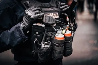 MANIFESTATIONS DU 17 OCTOBRE : L’USAGE DE GRENADES ASSOURDISSANTES, AUTORISÉ PAR LAURENT NUÑEZ, TAXÉ D’« IRRESPONSABLE »