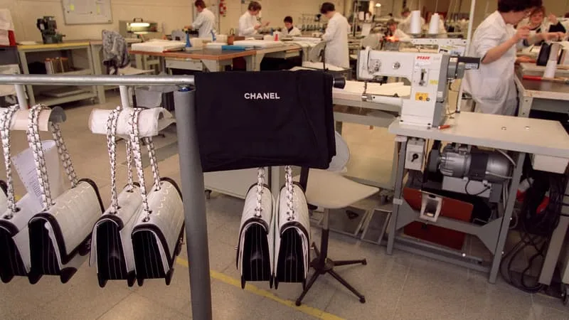 JUSQU’À 20.000 PRODUITS CHANEL DÉTRUITS TOUS LES 6 MOIS À HONG KONG: LE LUXE PRÉFÈRE S’EN DÉBARRASSER PLUTÔT QUE DE LES STOCKER OU LES SOLDER, MAIS DEPUIS UNE SEMAINE L’UE LEUR INTERDIT (ET C’EST UN CASSE-TÊTE)