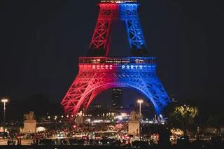 PSG – ARSENAL. LA TOUR EIFFEL ILLUMINÉE AUX COULEURS PARISIENNES À LA VEILLE DE LA FINALE DE LA LIGUE DES CHAMPIONS