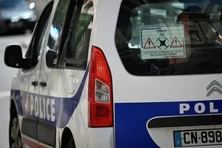 MENACE AU COUTEAU : UN HOMME DE 30 ANS SE FRACTURE LA CLAVICULE EN ÉCHAPPANT À SES AGRESSEURS DANS UNE RUE DE CAEN