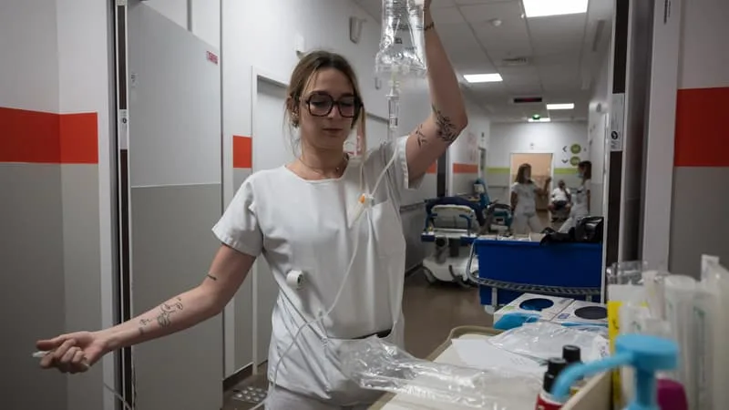 ON LEUR DIT D’OUVRIR LES FENÊTRES ALORS QU’ELLES SONT TOUTES DOTÉES DE SYSTÈME ANTI-SUICIDE, LE LOGICIEL DE RADIOGRAPHIE A SAUTÉ, TOUT SE FAIT AU PAPIER… REPORTAGE DANS CES HÔPITAUX EN SURCHAUFFE AU BORD DE LA CRISE DE NERF