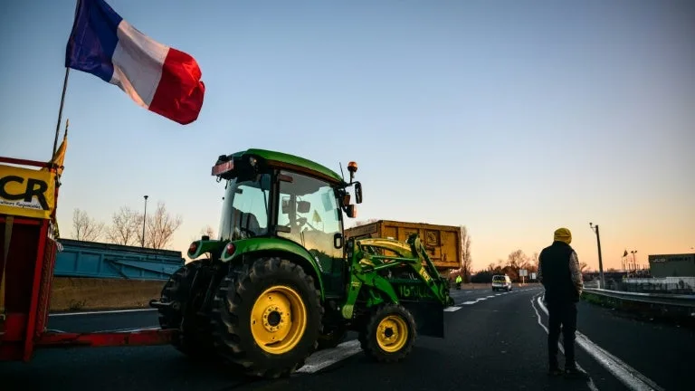 « IL NOUS FAUT DU REVENU, PAS DU SAUPOUDRAGE »: LES AGRICULTEURS DU RHÔNE MOBILISÉS CE LUNDI, DES TRACTEURS PRÉSENTS SUR L’A47