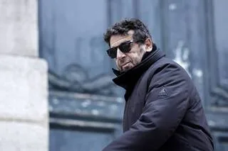 AFFAIRE PATRICK BRUEL : SPÉCIALISTES DES AFFAIRES MÉDIATIQUES, QUI SONT LES AVOCATS CHARGÉS DE DÉFENDRE LE CHANTEUR ?