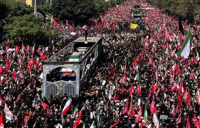 MARÉE HUMAINE À TÉHÉRAN EN HOMMAGE À ALI KHAMENEI : “LE MONDE STUPÉFIÉ PAR L’AMOUR POUR LE GUIDE”
