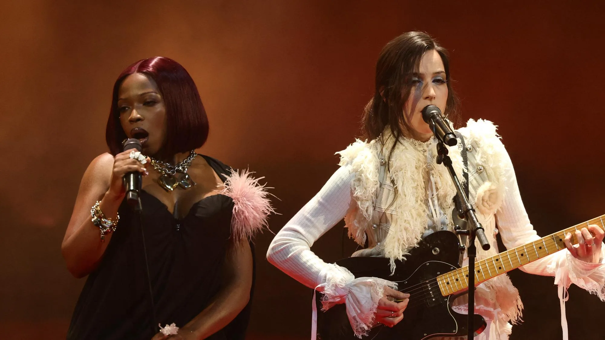 FESTIVAL DE CANNES : THEODORA ET OKLOU ÉLECTRISENT LA CÉRÉMONIE D’OUVERTURE AVEC LES BEATLES