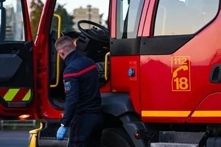 « NOUS ÉTIONS À 100 MÈTRES DES BOIS » : UN IMPORTANT FEU DE PAILLE A MOBILISÉ POMPIERS ET AGRICULTEURS EN SARTHE