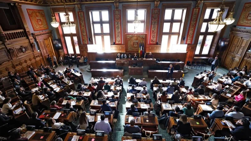 MORT DE LYHANNA: LE CONSEIL DE PARIS APPELLE À L’EXAMEN D’UNE « LOI INTÉGRALE » CONTRE LES VIOLENCES SEXUELLES