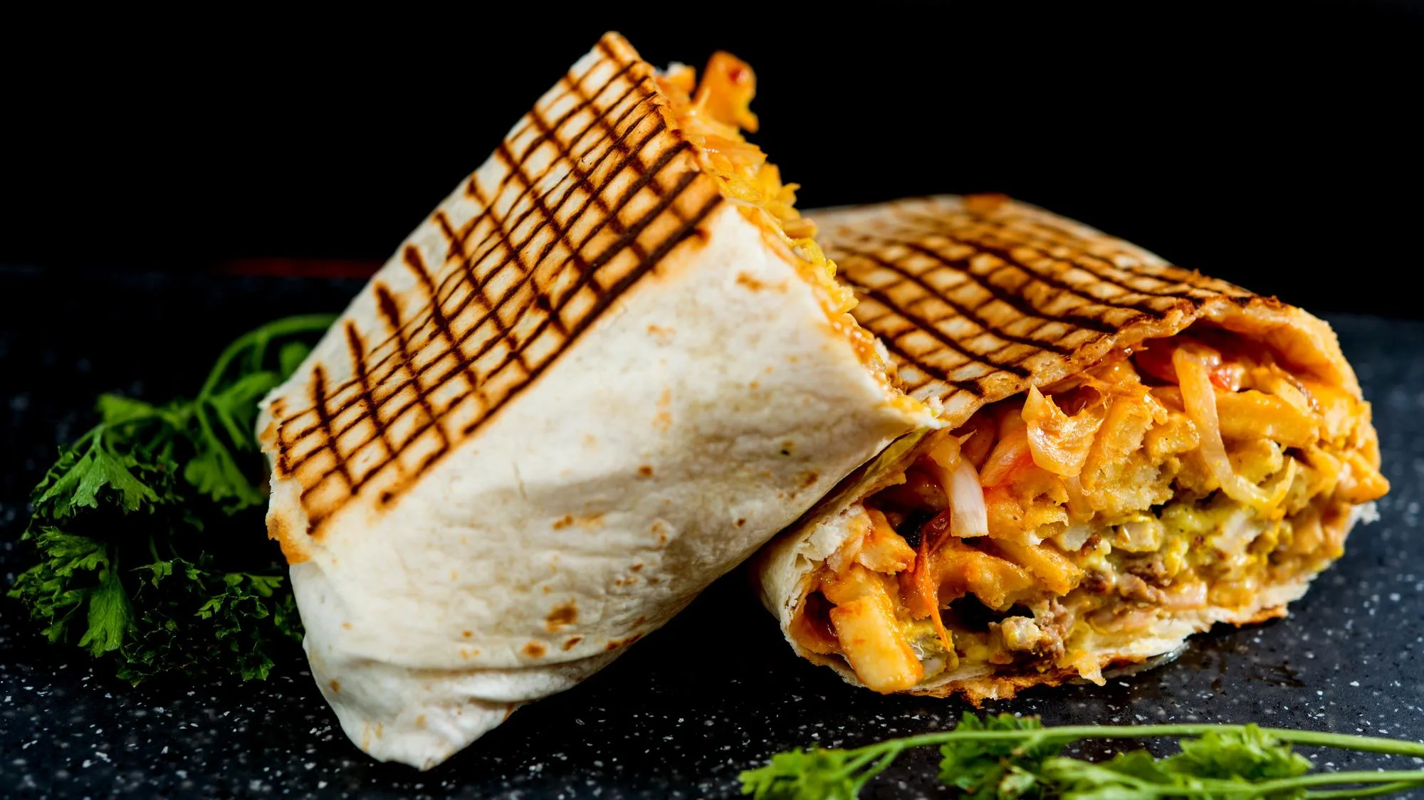 CRACHATS, MENACES… LE RESTAURATEUR D’UN TACOS « À LA LYONNAISE » APPELLE SAINT-ÉTIENNE AU CALME