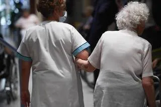 CANICULE. GLACE DONNÉE PAR LA PATINOIRE, COUVERTURES DE SURVIE AUX FENÊTRES : LE SYSTÈME D À L’HÔPITAL DU MANS