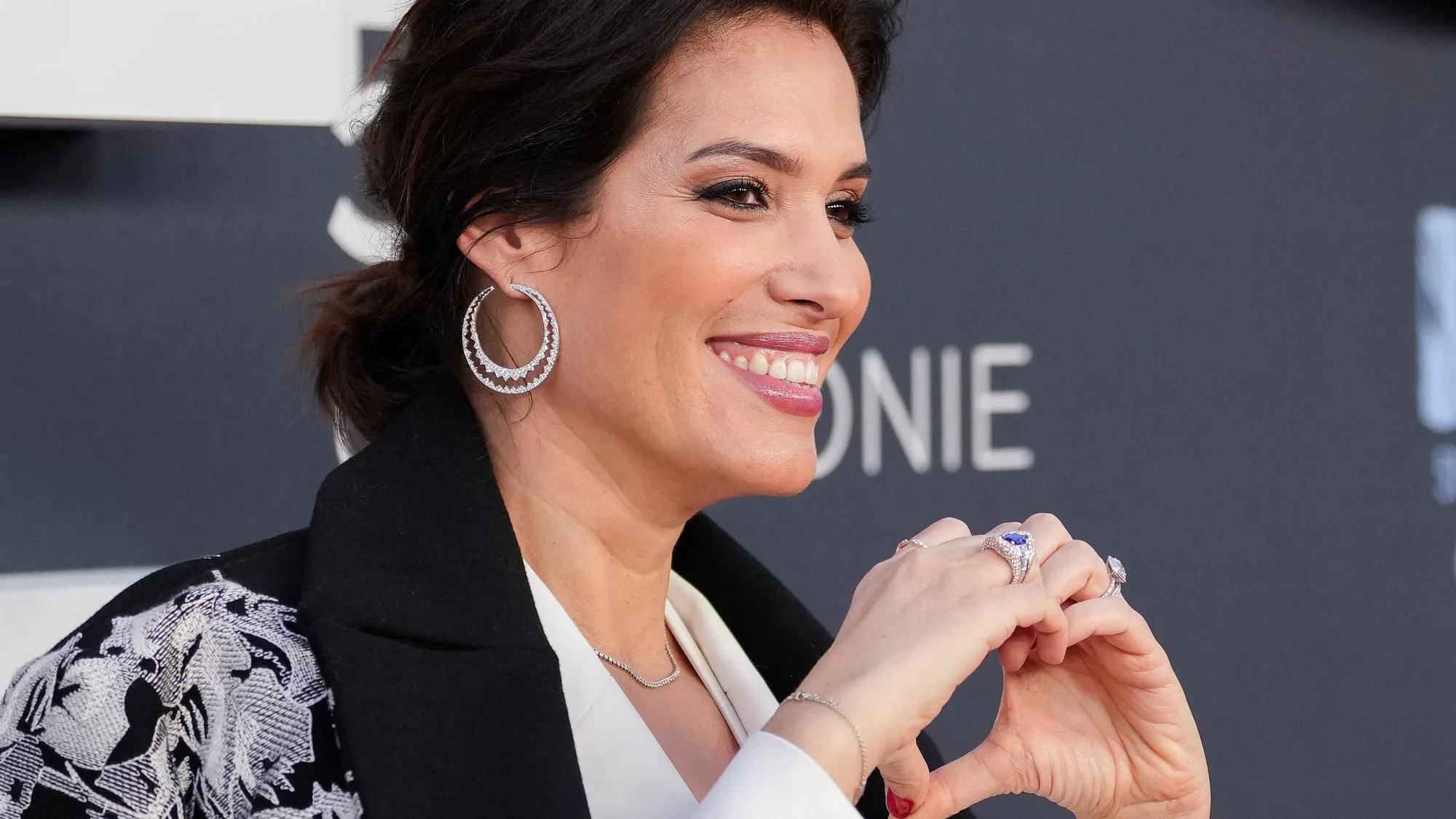 « N’ATTENDEZ PAS » : L’ANIMATRICE LAURIE CHOLEWA RACONTE SA DOUBLE MASTECTOMIE APRÈS UN CANCER