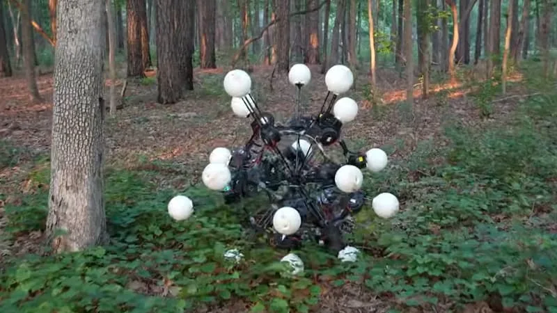 INSPIRÉ DES ANGES BIBLIQUES, À VINGT PATTES, ET AVEC DES YEUX DE TOUS CÔTÉS… POURQUOI CE ROBOT TRÈS AGILE DE L’UNIVERSITÉ DUKE RESSEMBLE À UN VIRUS UN PEU ANGOISSANT