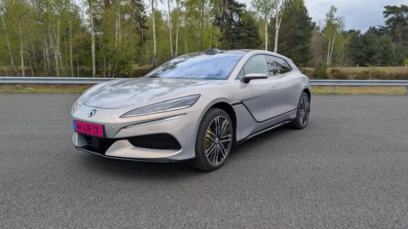 ESSAI. 1.156 CHEVAUX POUR UN 0 À 100 EN 2,7 SECONDES, ROULAGE EN CRABE ET RECHARGE EN 9 MINUTES CHRONO: LE GÉANT CHINOIS BYD EFFECTUE SON GRAND SAUT DANS LE LUXE AVEC LA DENZA Z9 GT