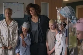 AVEC « JUSQU’AU BOUT » SUR NETFLIX, L’HUMORISTE NAWELL MADANI S’ESSAYE AU DRAME FAMILIAL