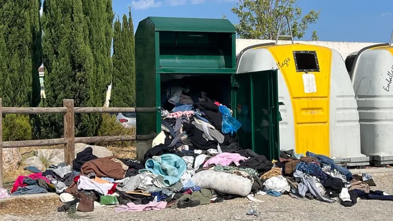 LES BENNES À VÊTEMENTS DÉBORDENT ET ÇA RISQUE D’EMPIRER: L’ORGANISME LE RELAIS VA RÉDUIRE SES COLLECTES, 60 EMPLOIS EN INSERTION SERONT SUPPRIMÉS