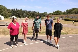 « ON APERCEVAIT LES FLAMMES DEPUIS LA PISCINE » : LES ANIMATEURS PROTÈGENT 300 ENFANTS D’UN CENTRE DE LOISIRS À RENNES