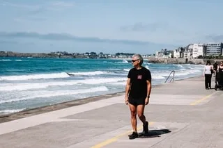 « J’AI DES SOUVENIRS PARTOUT » : 59 ANS QU’ERIC PASSE SES ÉTÉS À SAINT-MALO
